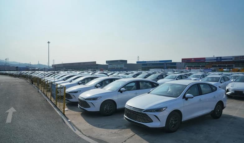 Rows of vehicles in the Guangzhou Baiyun market ecosystem